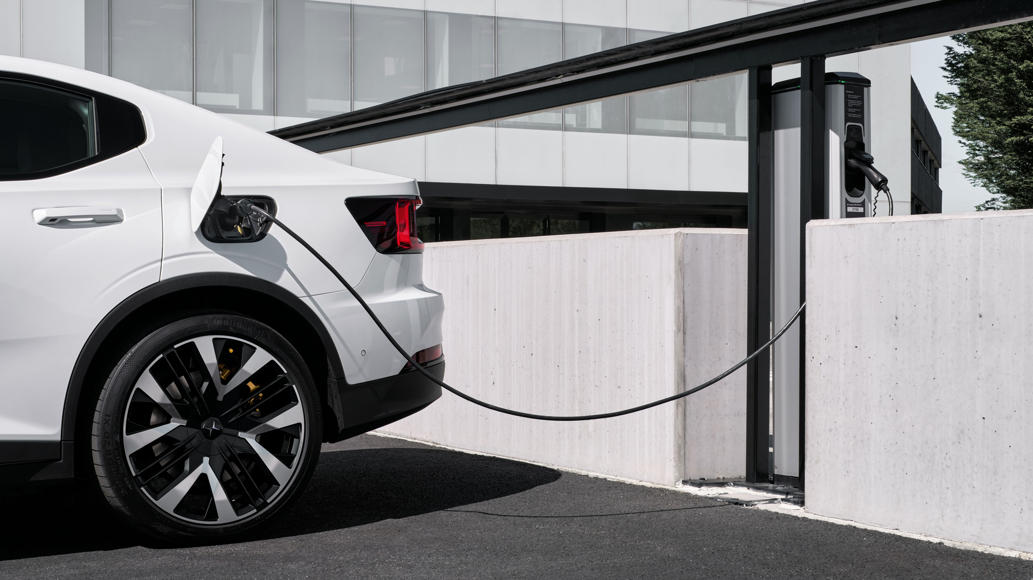 Batteripriserna rasar – elbilarna kan ta över nu