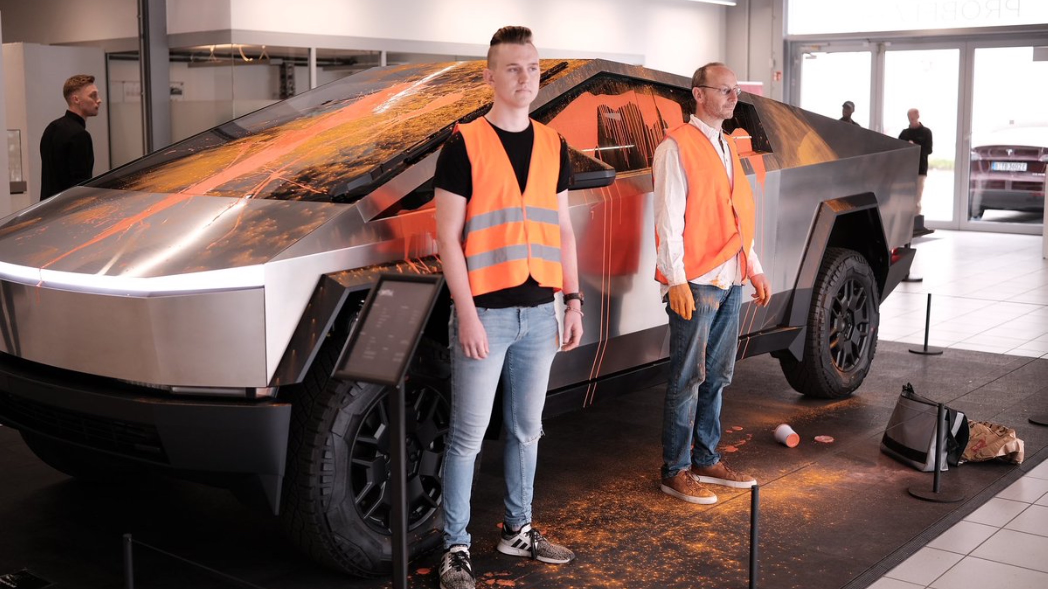Miljöaktivister vandaliserar Cybertruck med färg
