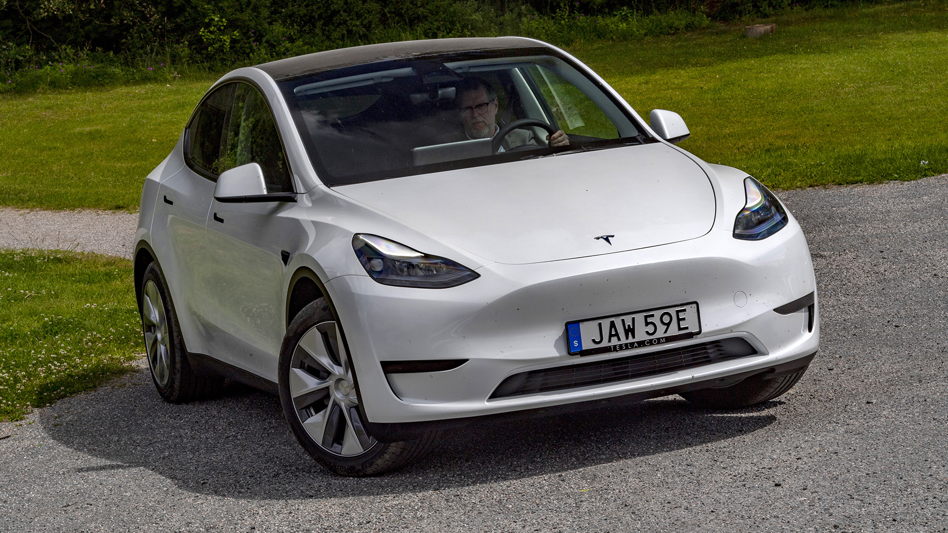 Tesla Model Y dominerar på minskad elbilsmarknad
