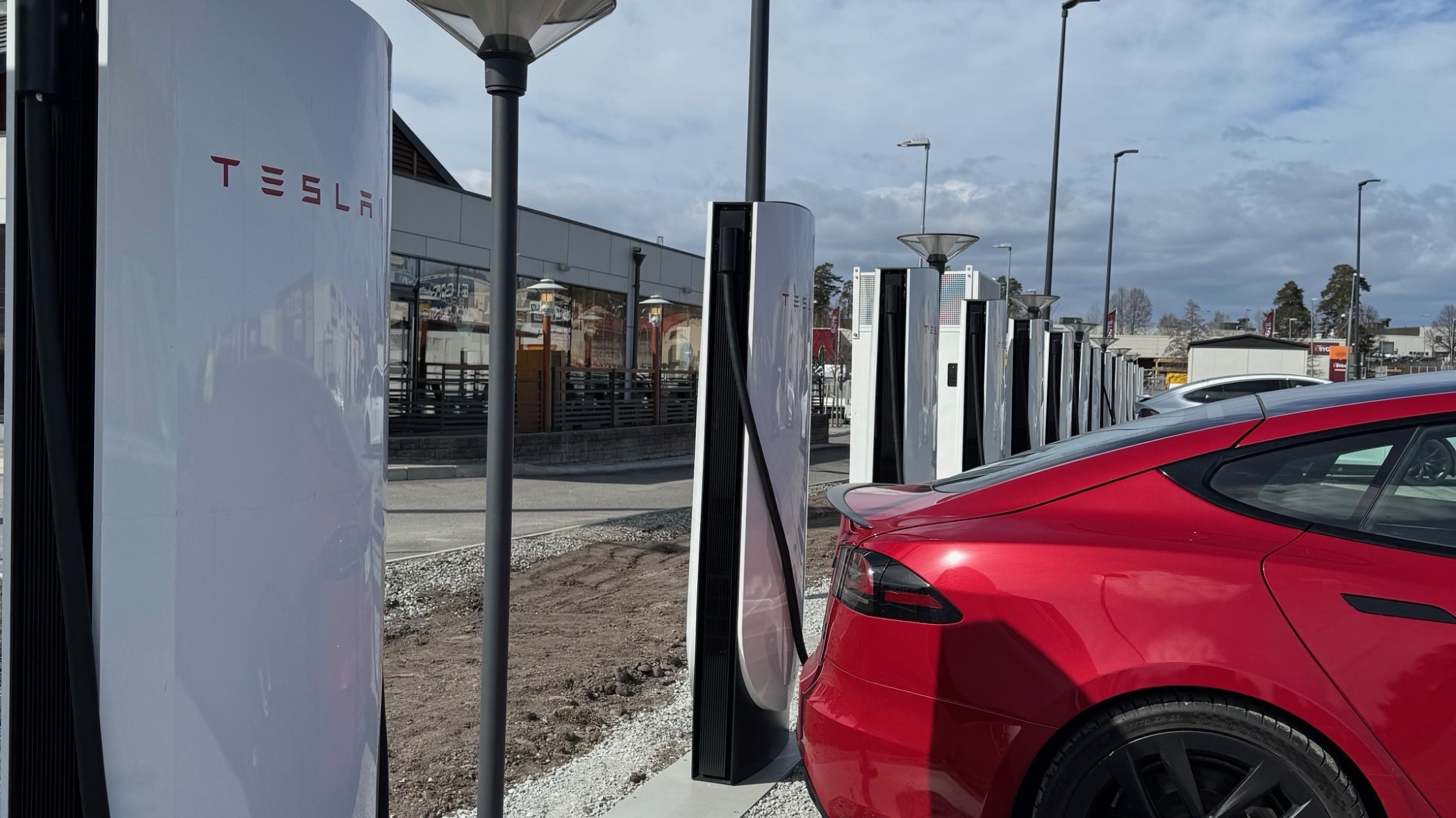 Trots strejken – här öppnas ny station med Superchargers