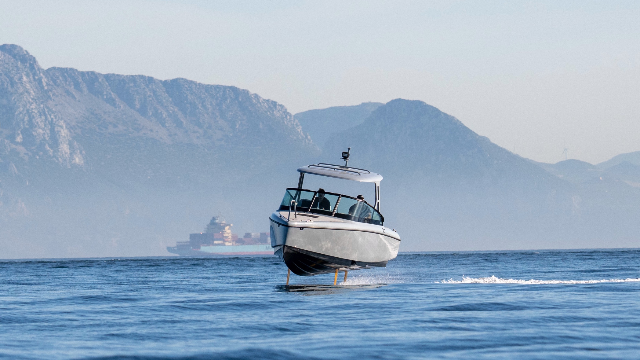 Svenska elbåten Candela ”flyger” över Gibraltarsundet