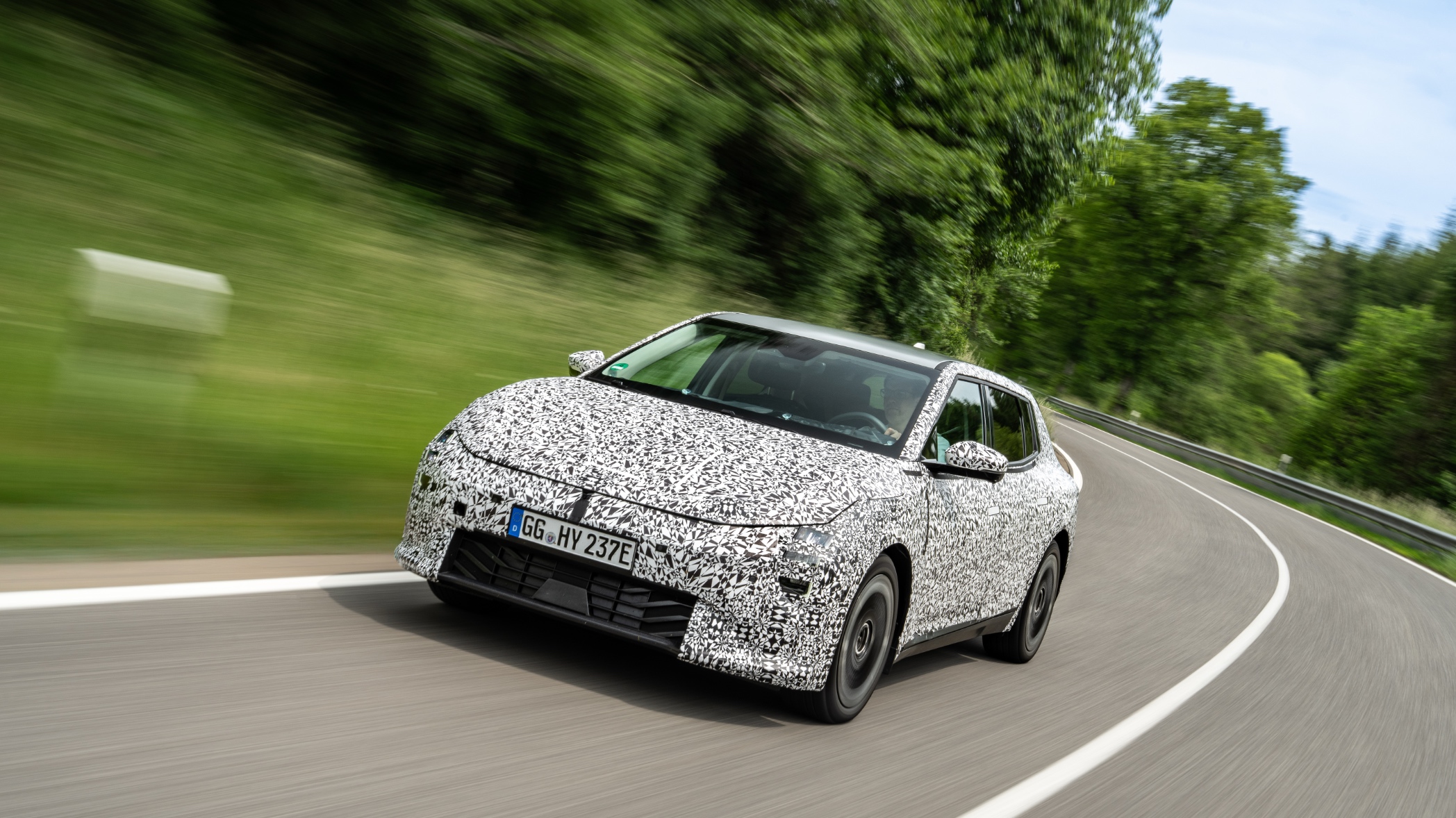 Kia långkör och hårdtestar nya EV4 på Nürburgring