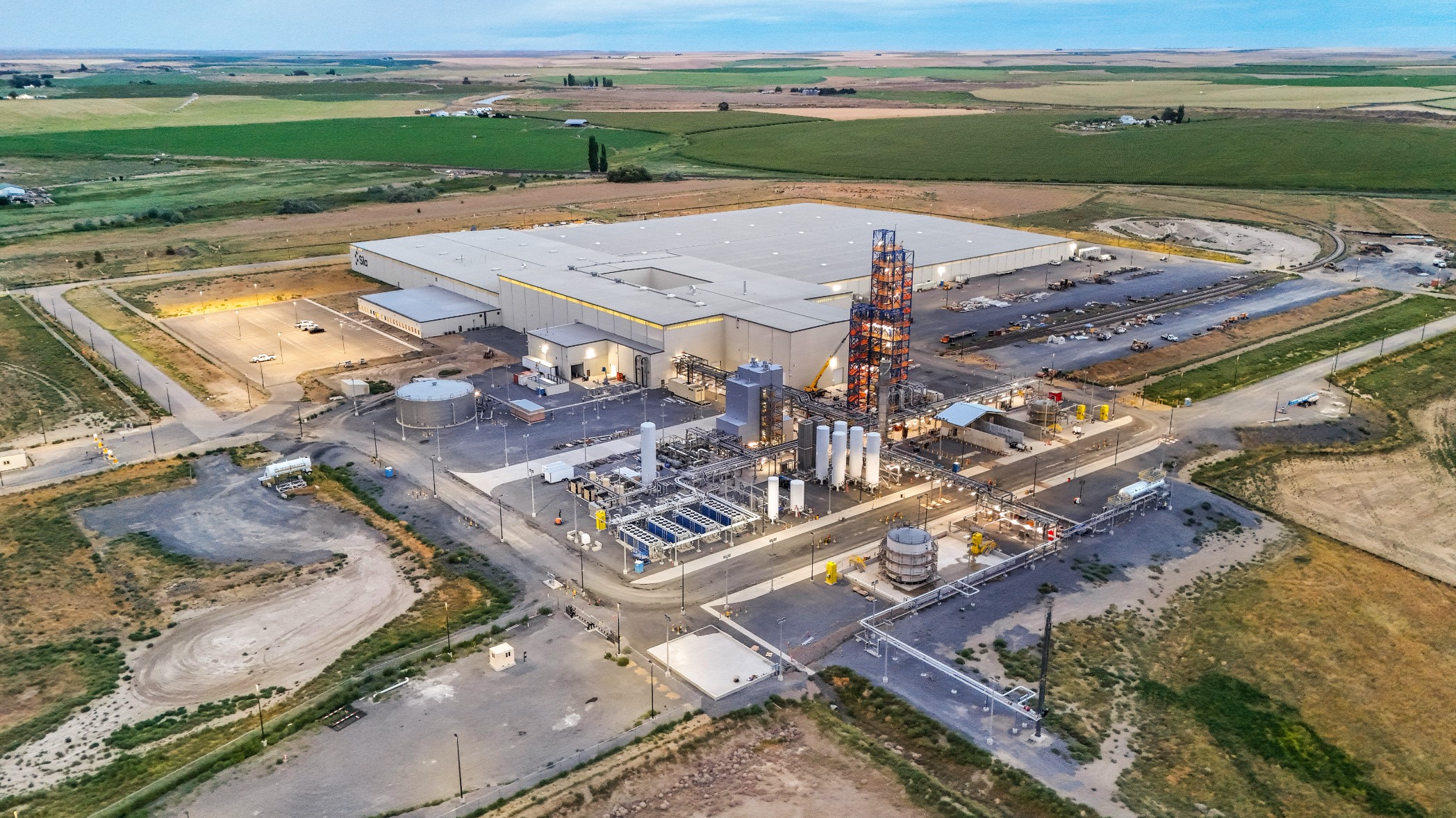 Amerikanska Sila Nanotechnologies säger sig ha en teknik kallad Titan Silicon, ett kompositmaterial av kisel och kol som de uppger kan ersätta hälften av mängden grafit i anoden för batterier med 20 procent högre energidensitet.