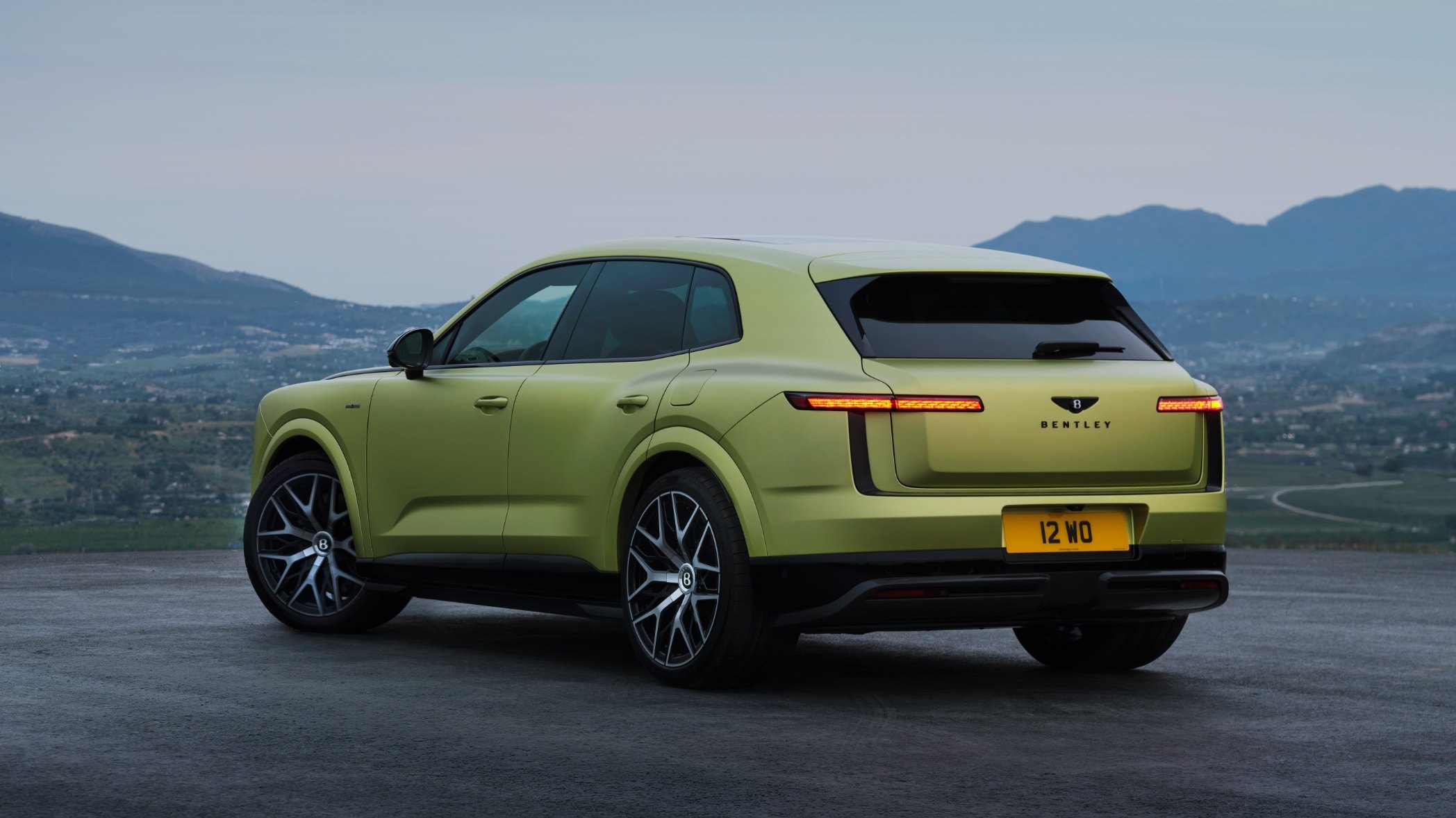 Tekniken är hämtad från koncernsyskonen Audi och Porsche. 