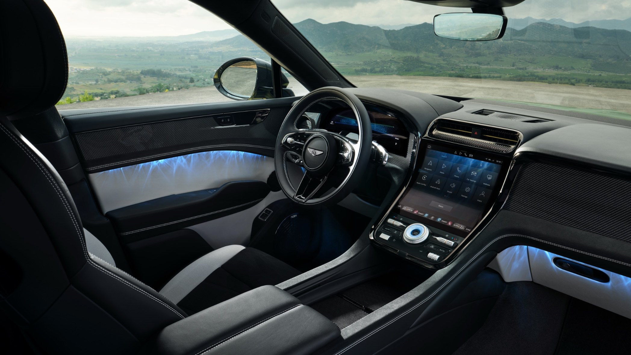 Släktskapet till Porsche Cayenne Electric är tydligt med den välvda skärmen på instrumentbrädan. 