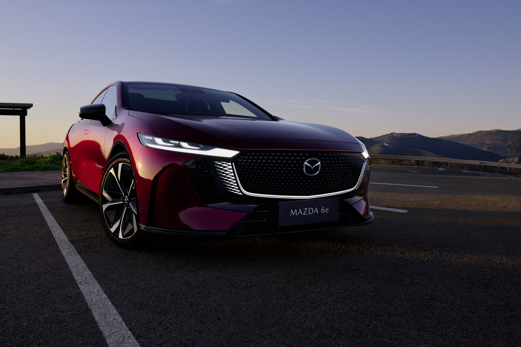 Mazda 6e har nu endast ett batteri, men det ger både längre räckvidd och snabbare laddning än hos de båda som erbjöds innan.