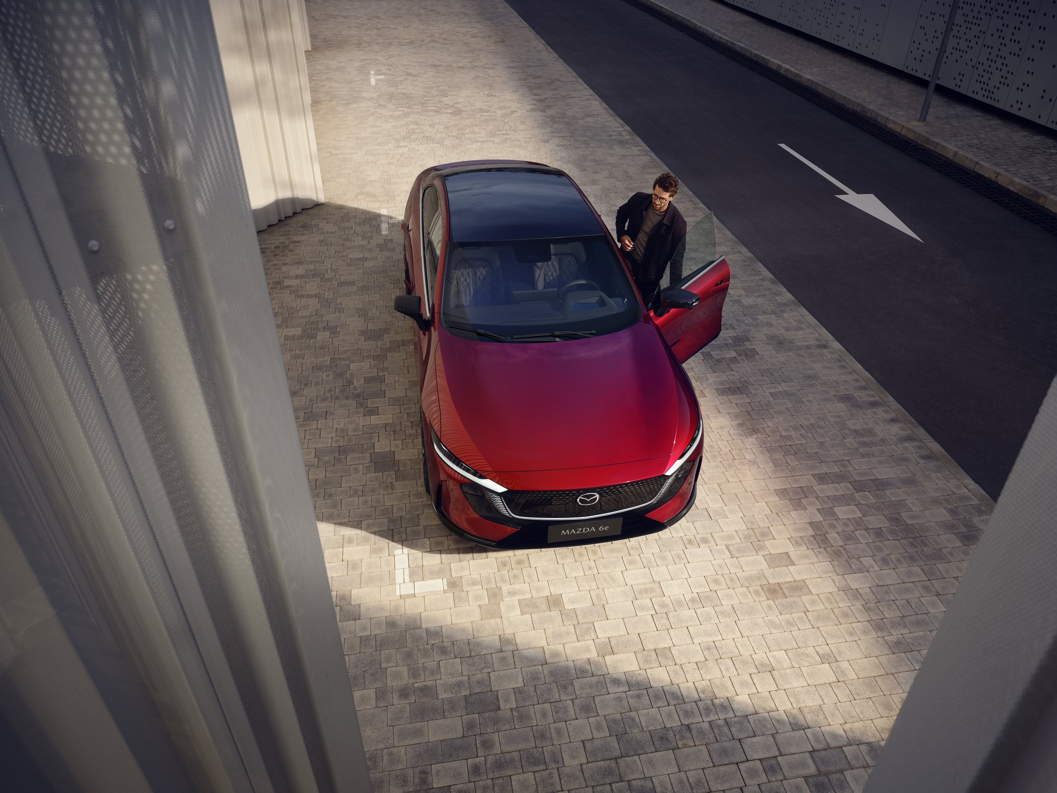 Uppdaterade Mazda 6e börjar komma ut till handlare i slutet av 2026.