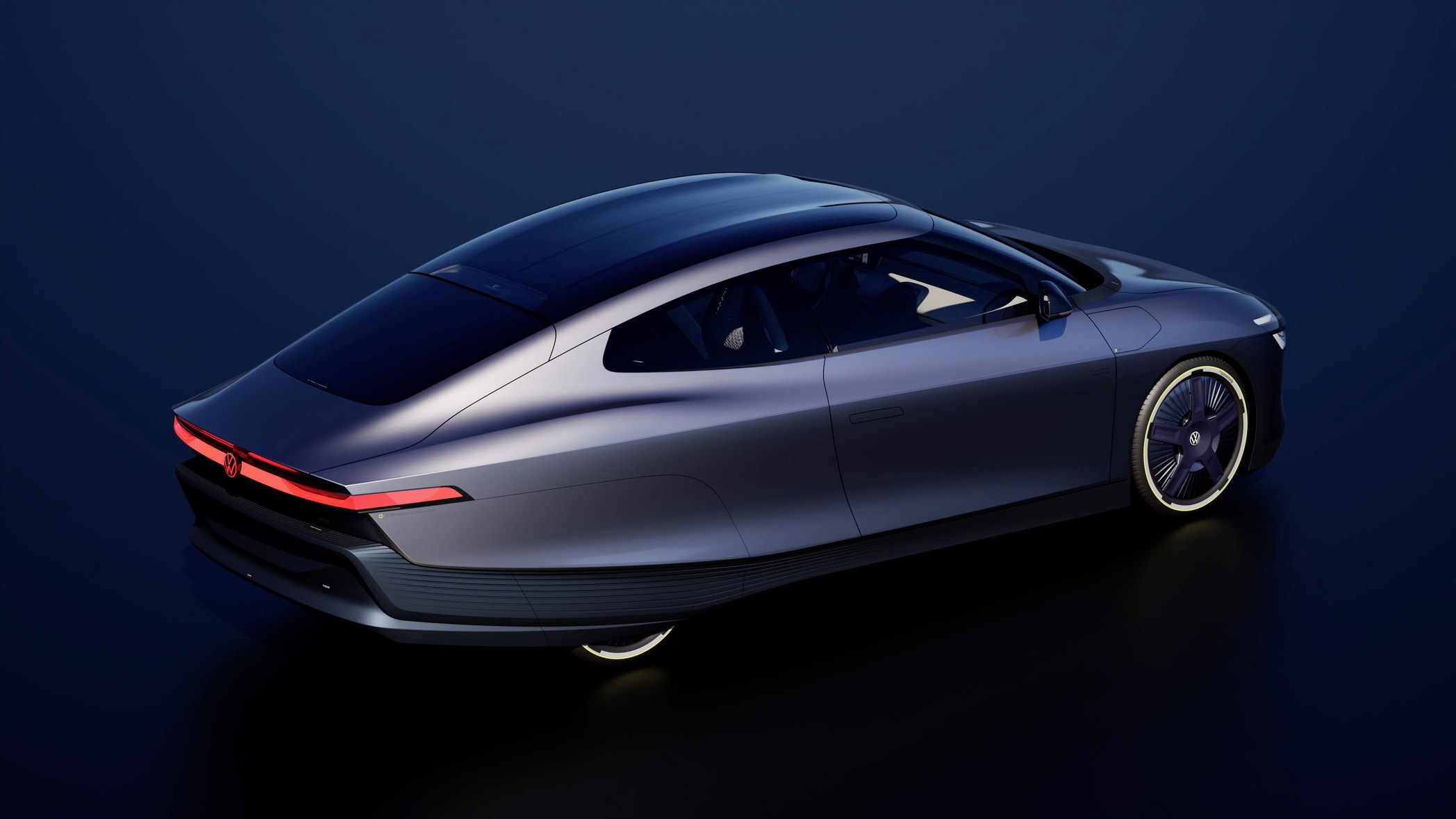 Den droppformade karossen har stora likheter med "1-litersbilen" VOlkswagen 1XL från 2013. 