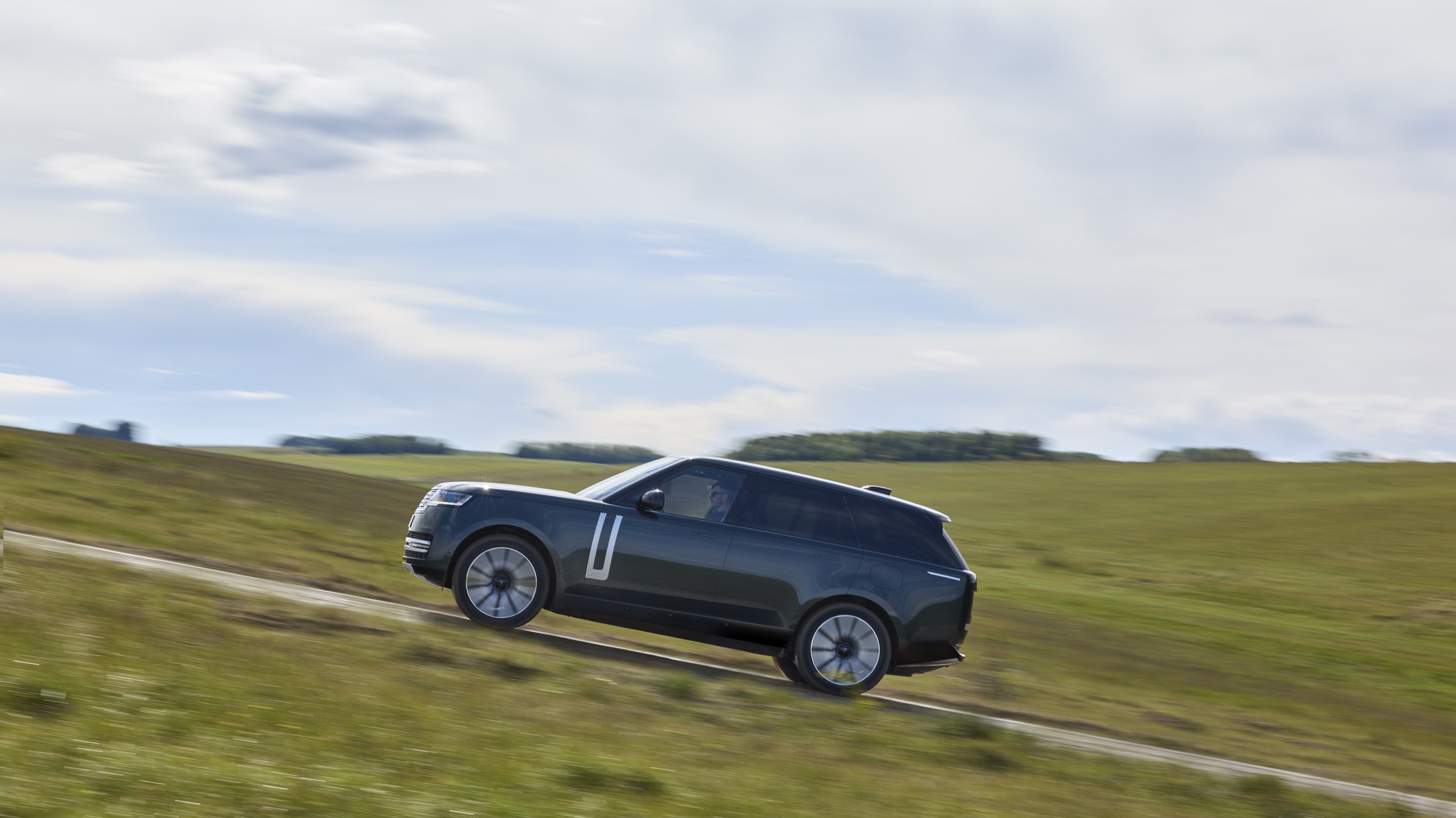 Med eldrift går det att styra motorerna mer exakt och Range Rover Electric slår föregångarna med förbränningsmotor när det kommer till grepp och off road-egenskaper.
