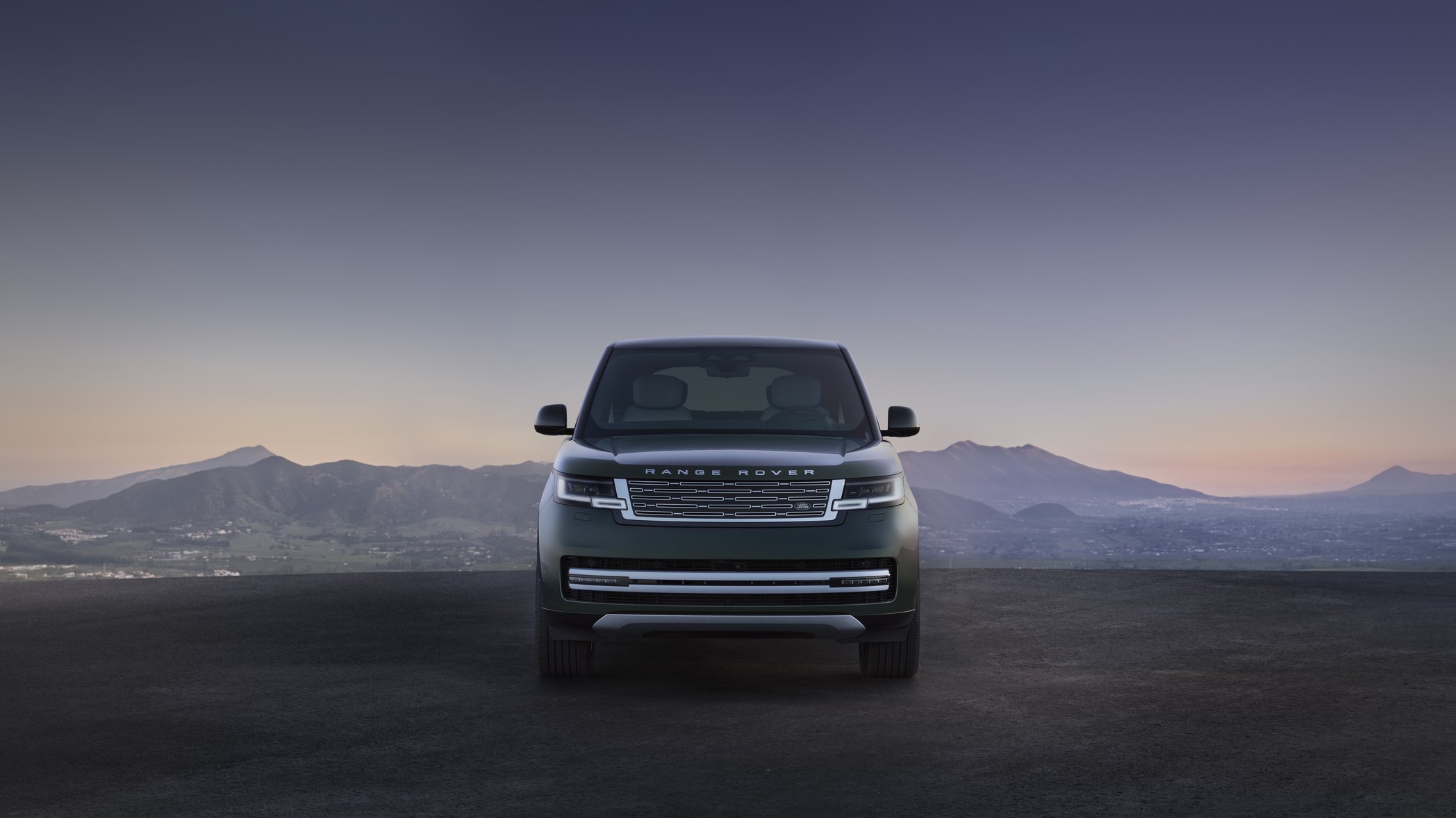 Range Rover Electric är strax över två meter bred och 5,05 meter lång. Alltså precis som det ska vara.