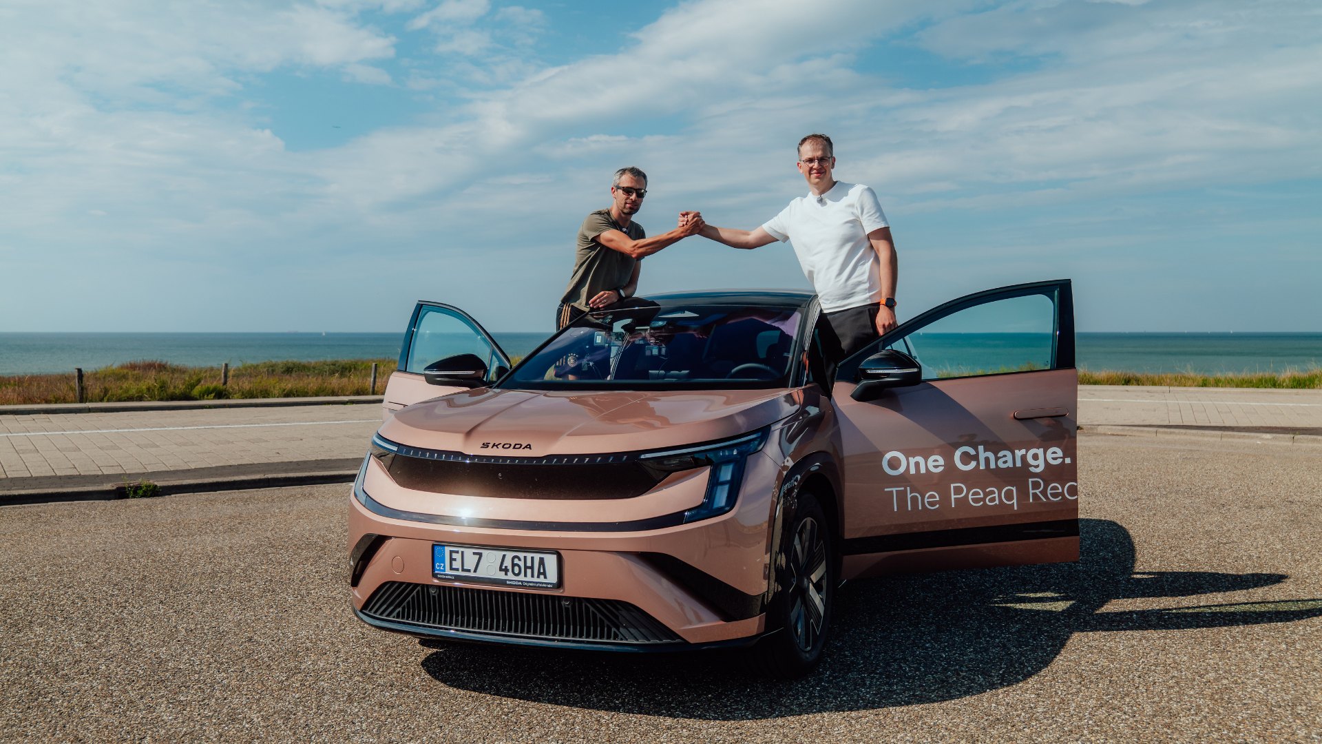 De båda Skodamedarbetarna Marek Jež and Jakub Krs körde en Skoda Peaq 90 från fabriken i Tjeckien till Nordsjön.  