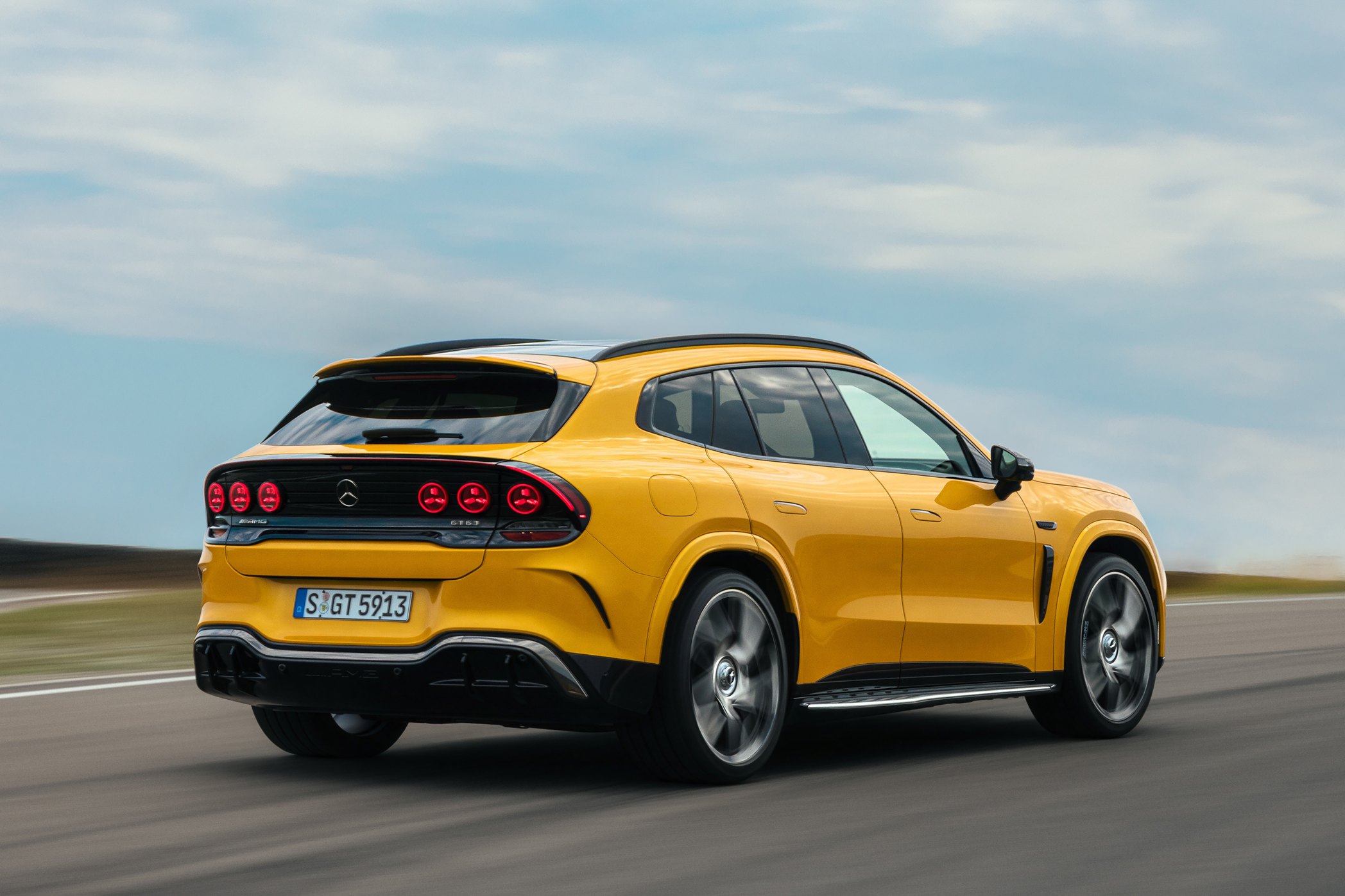 Karossens design byggare vidare på formspråket hos GT 4-Door Coupé med de runda strålkastarna baktill.