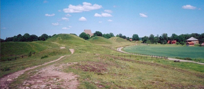 Kungshögarna i Gamla Uppsala, gravhögar i grönt landskap