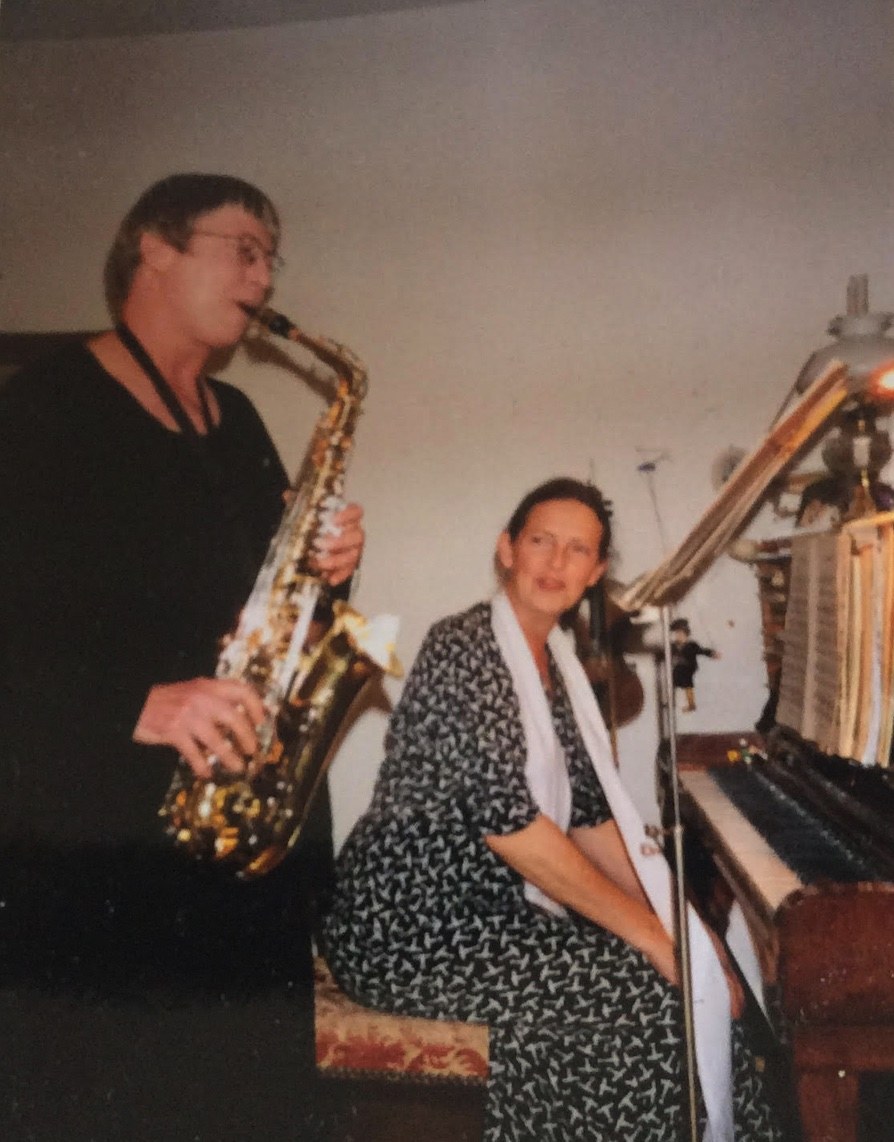 Cajsa S. Lund spelar saxofon