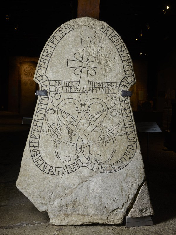 Bildstenen från Sjonhems kyrka på Gotland