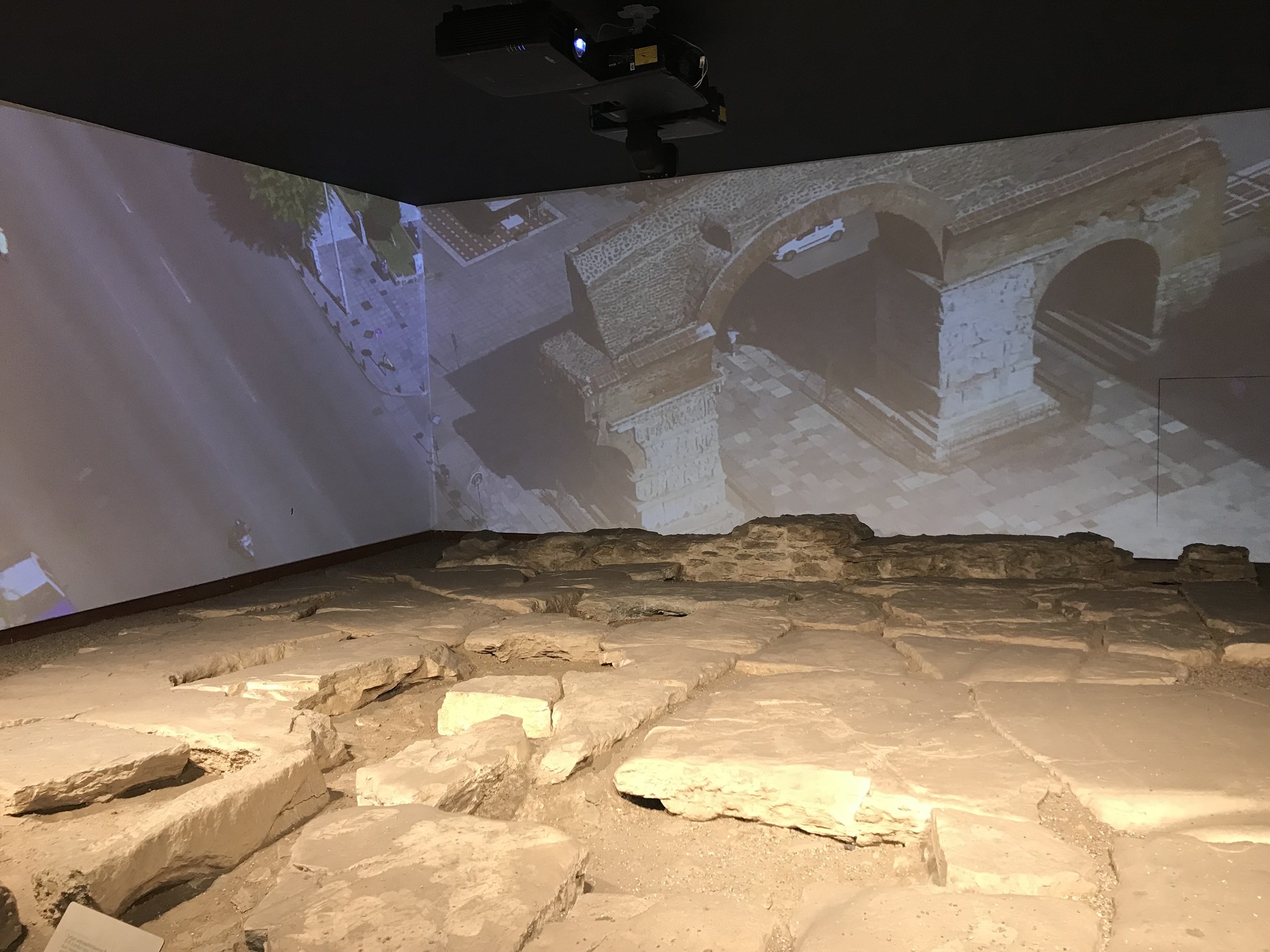 Skylt med grekisk text och årtalet 316 f.Kr. i tunnelbanestation